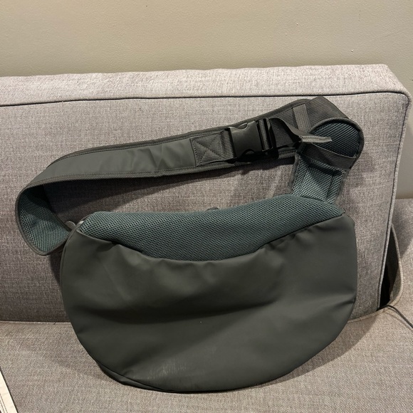 Brand new Pet Carrier. Grey/black. Holds up to 15 lbs. - Picture 4 of 4